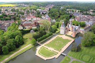 L'esquisse du projet (à gauche du château)