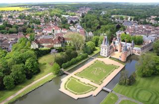 L'esquisse du projet (à gauche du château)