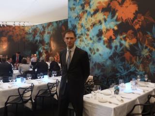 Maxime Maze, premier maître d'hôtel au restaurant Jules Verne à Paris (VIIe) supervisait la salle...