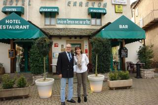 Pierre Carayon et Christine Marti, la 4e et la 5e génération devant la façade de l'Hôtel Carayon.