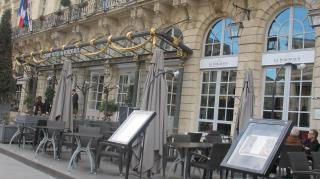 Place de la Comédie, face au grand Theâtre le Bordeaux, la brasserie du Grand Hôtel, renoue avec...