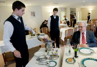 Le service en salle, un des grands classique du lycée de La Guerche