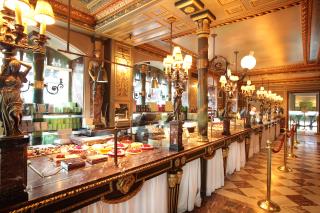 Le comptoir à pâtisseries Ladurée.