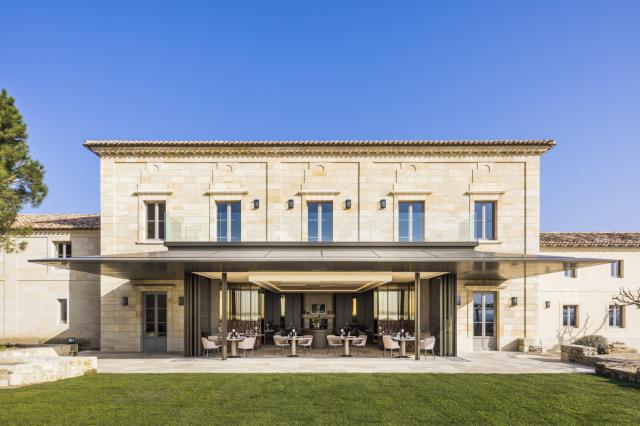 Dans un cadre totalement rénové , le restaurant Les Belles Perdrix de Troplong Mondot