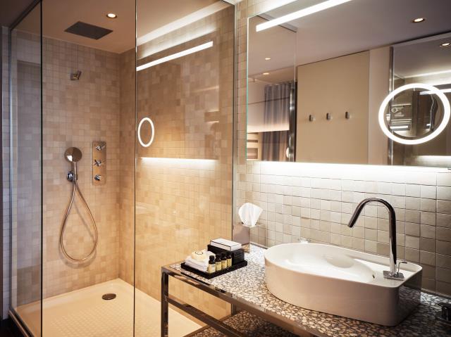 Salle de bains d'une chambre deluxe du Pullman Paris Montparnasse.