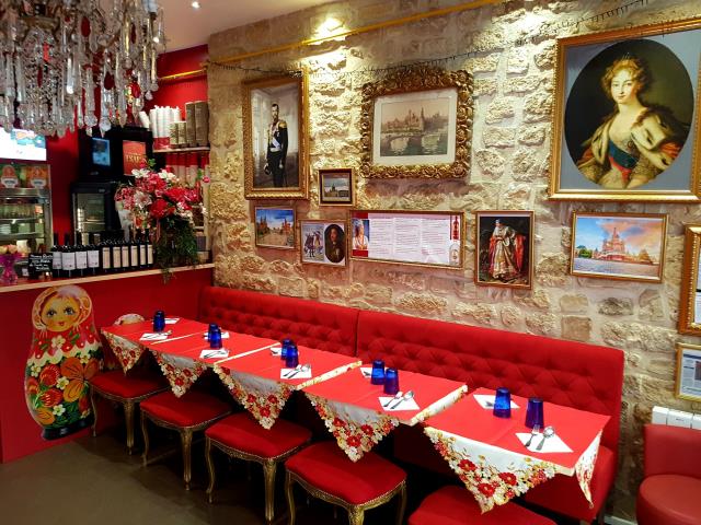 La Cantine des Tsars est un petit restaurant de 20 couverts, rue Roule (Paris, 1er) plébiscité par la presse pour la qualité de ses produits et de son accueil.