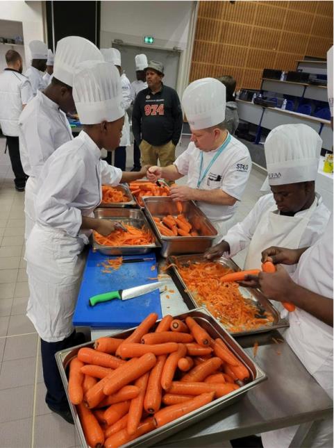 Les apprentis de Stelo Formation CEFAA préparent les barquettes