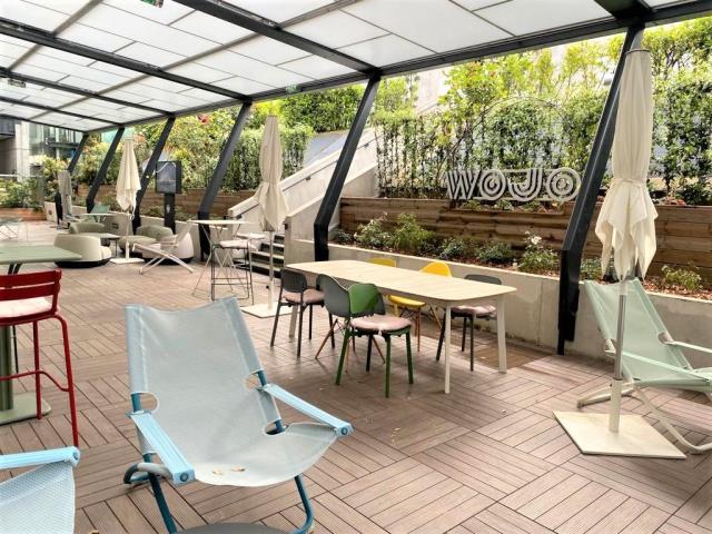 L'espace de coworking Wojo dispose d'une terrasse abritée.