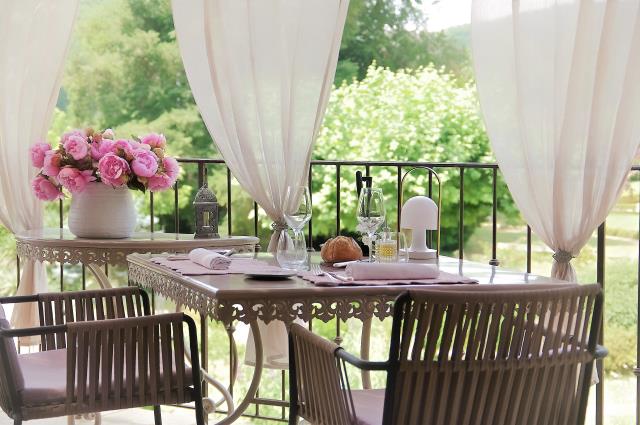 La table gastronomique dispose d'une vaste terrasse donnant sur la verdure