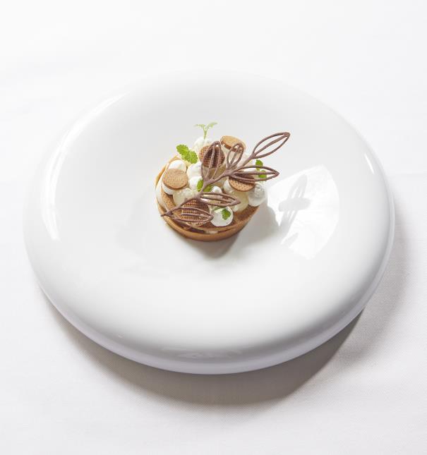 Poire, banane rôtie, avec tuile chocolatée, crème foisonnée et parfumée, est le dessert de Titouan Lalaux et Cloé Grimault, les gagnants du concours écoles - de l'étoile aux Étoiles Président Professionnel.