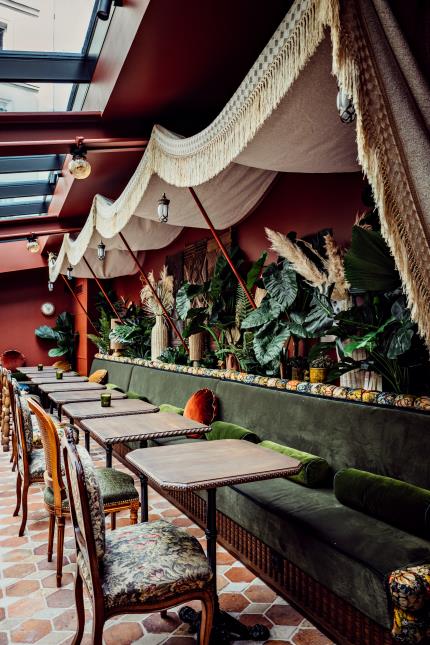 Ambiance orientale dans le restaurant de l'hôtel Babel, à Paris (XXe).