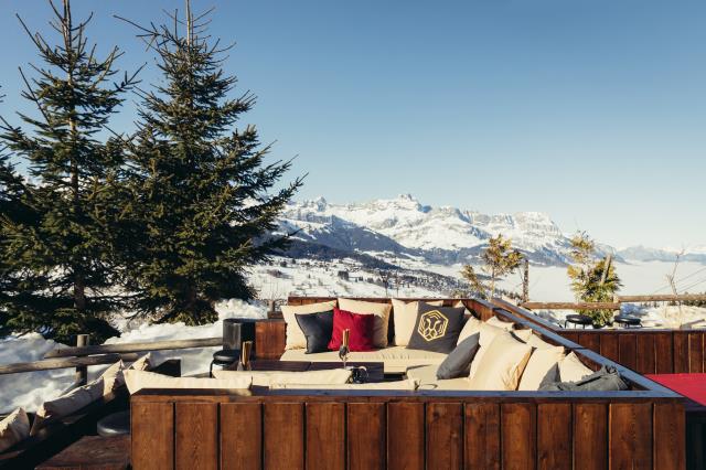 Terrasse du Tigrr Princesse à Megève, où l'on sert une verson asiatique de la fondue savoyarde.