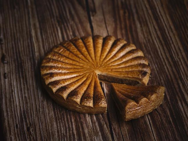 Pierre-Jean Quinonero, chef pâtissier au Burgundy Paris, rend hommage à Notre-Dame de Paris avec la Galette Rosace.