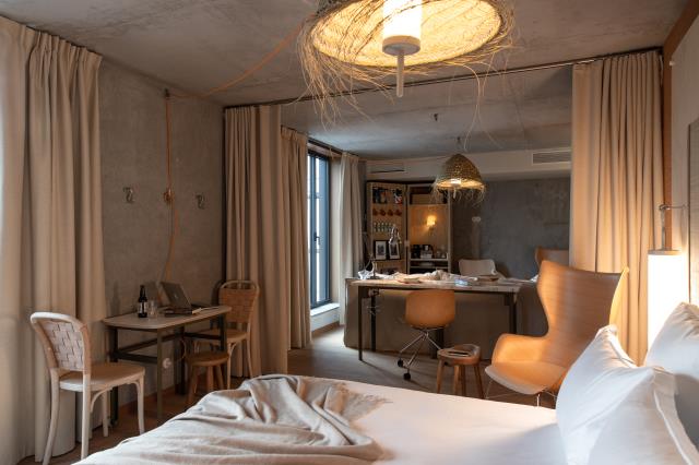 Une chambre trois en un du Mob House. Les rideaux permettent d'isoler les espaces de travail et de repos.