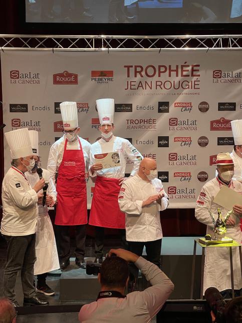 Charlotte Caron, étudiante en BTS management en hôtellerie et restauration au lycée hôtelier du Touquet au Touquet-Paris-Plage (62), est accompagnée de Franck Baruzier. Elle reçoit le 3e prix du Trophée Jean Rougié.