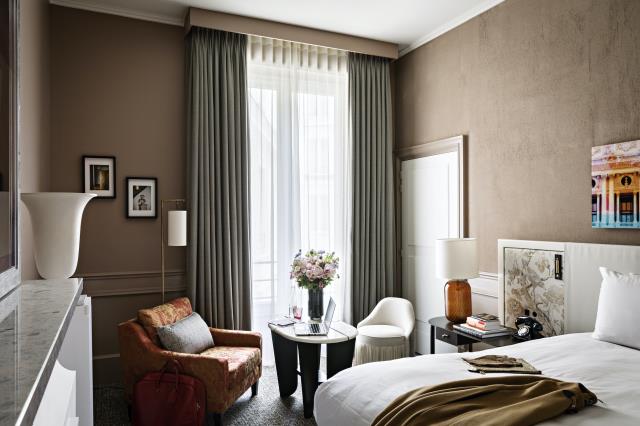 Lampe de chevet en verre de Murano, tête de lit inspirée du paravent, vase, oeuvres d'art, cheminée… chaque chambre a été pensée comme un appartement.