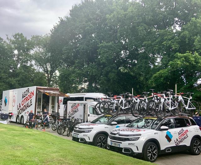 Les vélos et camions des cyclistes du Tour de France, sur le parking de l'Ar Milin'