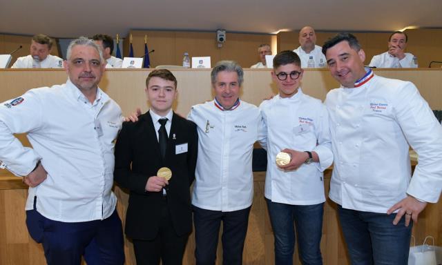 Les deux lauréats aux côtés de leur maître d'apprentissage, et de Michel Roth (au centre), le parrain de l'association lyonnaise.