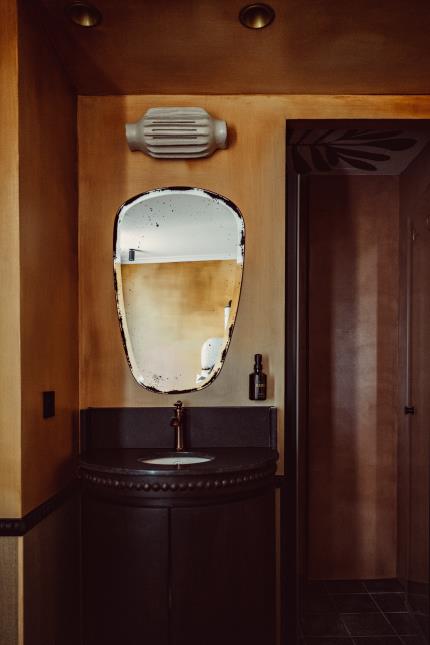 Les miroirs ont été volontairement piqués pour leur donner un aspect vieilli.