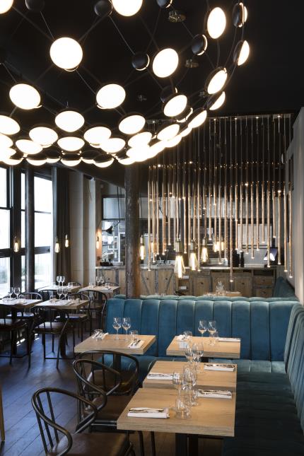 Lumière naturelle et décoration contemporaine dans la salle du Beslay.