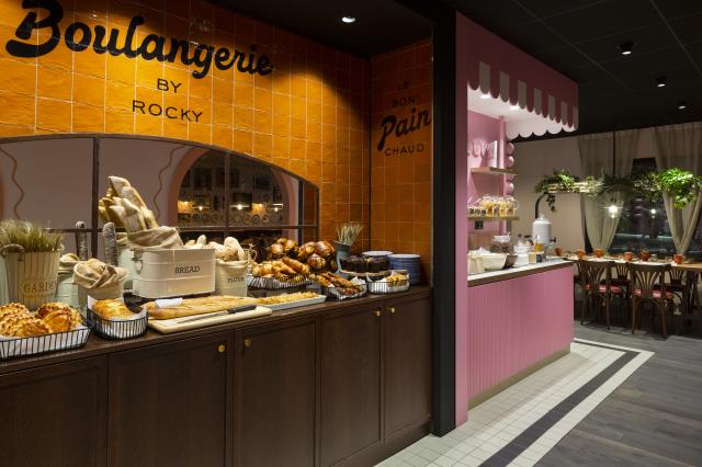 La salle de petit déjeuner.