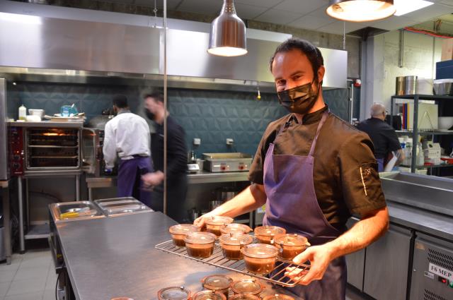 En cuisine, Martin Lafuste propose des menus différents chaque jour en fonction des produits récupérés