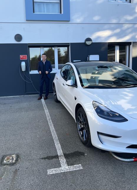 Stéphane Ozanne, directeur de l'hôtel Center à Brest (29200) s'assure du bon rechargement de la Tesla de l'un de ses clients à partir de l'une des bornes qui équipe son hôtel.