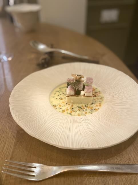 Gâteau de pomme de terre Charlotte et poisson de rivière.