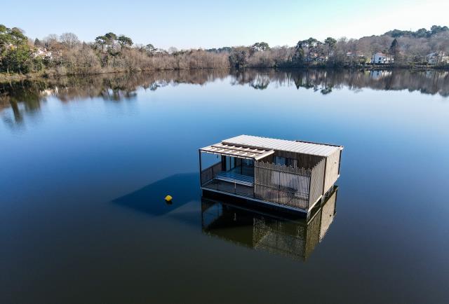 A Brindos, Lac et Château, il sera possible de dormir en apesanteur sur le plus vast lac privé de France