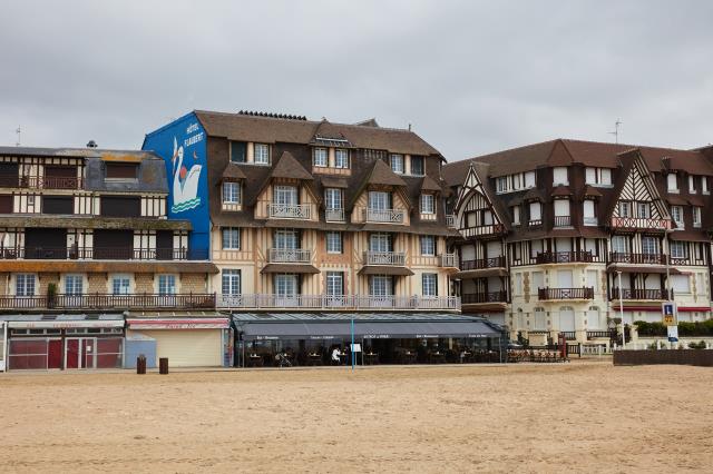 Sur un flanc du bâtiment, une grande fresque murale signée Pierre Savignac représente Gustave Flaubert qui sommeille dans les ailes d'un cygne flottant,