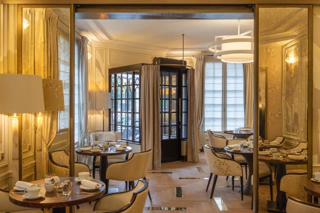 À l'hôtel Elysia, le restaurant Le Bayadère dispose de sa propre porte d'entrée.