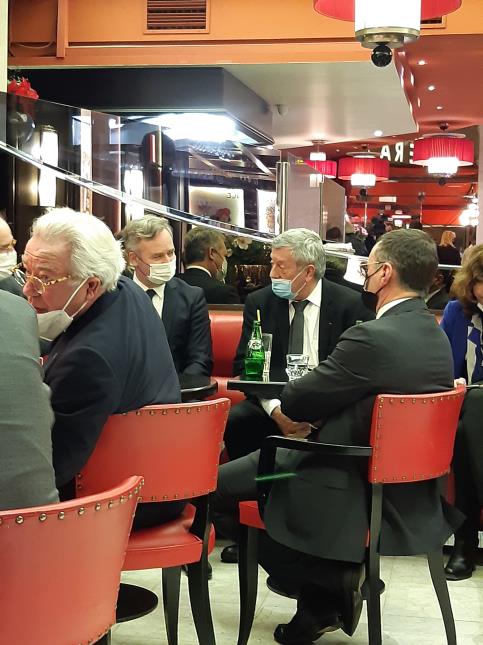 De gauche à droite : Didier Chenet (GNI-HCR), Jean-Baptiste Lemoyne, ministre délégué chargé du Tourisme, et Roland Héguy (Umih), en plein débat au Café Opéra.
