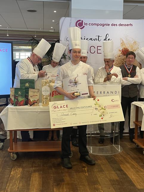 Arnaud Daussy, commis pâtissier au Mandarin Oriental Paris, est le gagnant de la 1re édition des trophées de la glace 2022.