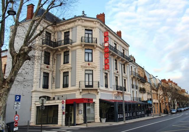 L'Hôtel***-Restaurant Le Saint-Georges & Spa racheté fin 2020 par la Financière BCL rouvre après plusieurs mois de travaux.