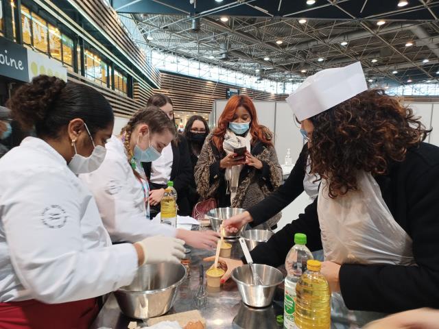 Les CAP Cuisine du lycée hôtelier Bellerive de Vienne (à gauche) apprennent à de jeunes visiteurs à faire une mayonnaise dans le cadre des Skills Challenges