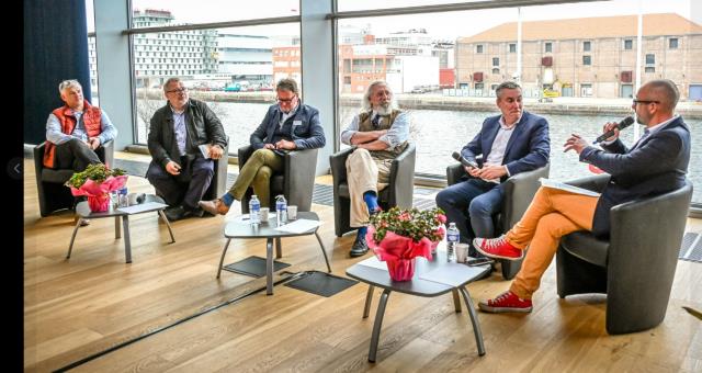 La Halle aux Tables Rondes et Débats