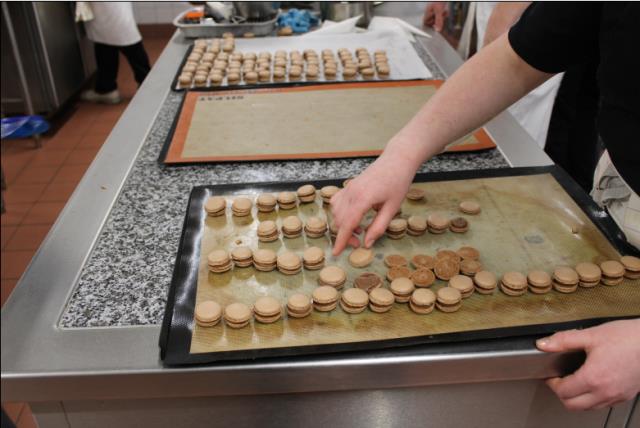 Macaron chocolat caramel, pâte de fruit poire, « Pim's » au citron