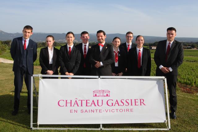 Les demi-finalistes entourent Florent Martin, au centre, avec de gauche à droite : Gwendal Dumas, Mélodie Brugeille, Maïwenn Mousson, Lucas Guerry, Justine Droit, Louis Sauvage, Lou Ulian et Valentin Calichon.