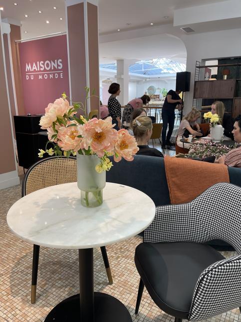 Maisons du Monde Business donne le choix aux professionnels de sélectionner leurs plateaux de table ainsi que leurs pieds selon leur convenance.