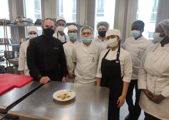 Le chef Zeakis entourés des élèves de cuisine
