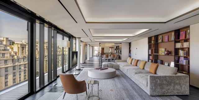 Le living room du penthouse  Penthouse, de 400 m2 du Bulgari Paris.