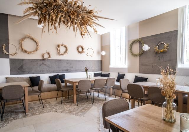 La salle du restaurant Les Abeilles compte 40 couverts (et 40 autres en terrasse)