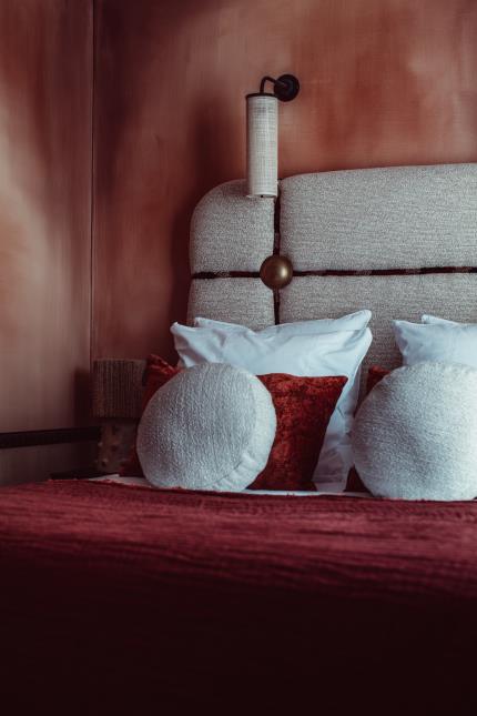 Chambre rose de l'hôtel Babel, à Paris (XXe).