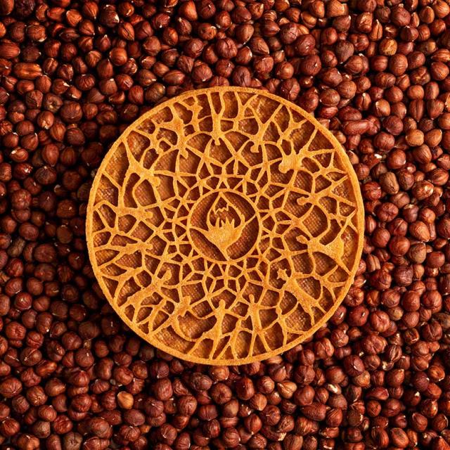 Casse-Noisette est la galette de Nina Métayer. Sur le dessus, est posée une délicate tuile croustillante réalisée par l'artiste Alexia Lepelletier.