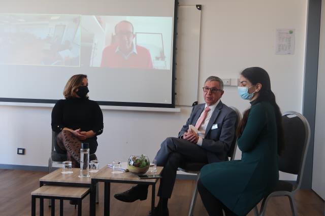 La table ronde a rassemblé des experts de l'hôtellerie. De gauche à droite : Lauranna Gardey, Alain Raluy et Camille Montagne. À l'arrière-plan, en distanciel, François Dupuy.