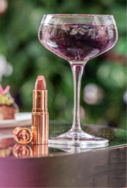 Un rouge à lèvre Charlotte Tilbury offert pour un déjeuner chez Coya à Paris.