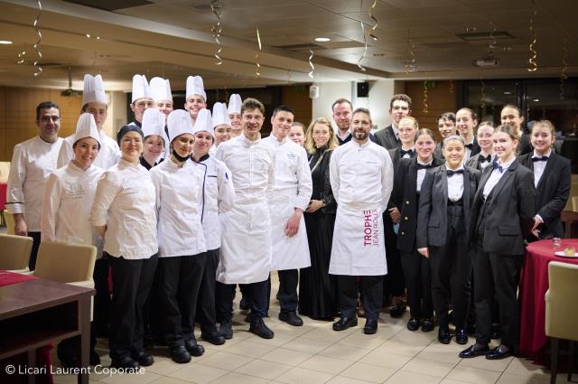 Le chef étoilé Jean Sulpice et son second Julien Larue (au centre) ont participé avec les élèves à l'une des soirées prestiges du lycée