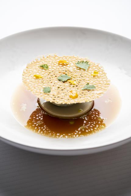 Artichaut violet cuit barigoule, fondant comme une ratatouille à la tagette, consommé de crevettes grises perlé à l'huile de coriandre selon Benjamin Patissier