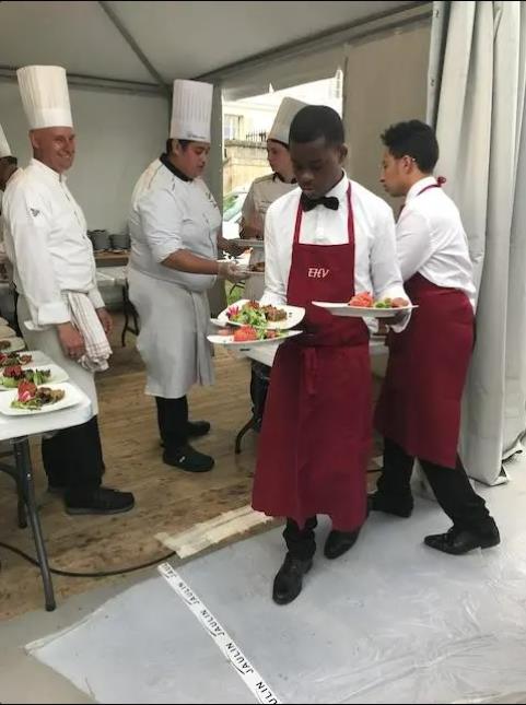 La mise en place et le service ont été réalisé par les élèves de secondes famille des métiers Hôtellerie-Restauration du lycée Théodore Monod