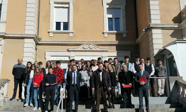 Avec les institutionnels devant l'entrée du château Lapeyrouse